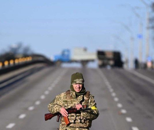 Quarto dia de invasão russa na Ucrânia é marcado por explosões mais próximas de Kiev