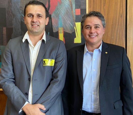 Efraim recebe prefeitos paraibanos e se compromete com pautas de cada região