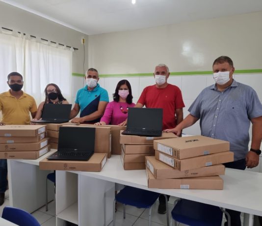 Prefeito entrega novos equipamentos para laboratório de informática em Boa Vista