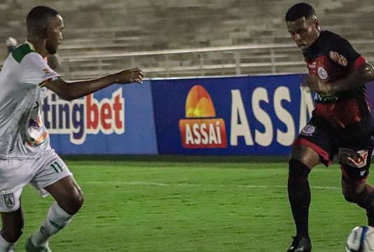 Com gol aos 16 segundos e Iguatu decidindo (com os pés), Campinense bate o Sousa e vence a primeira no Nordestão