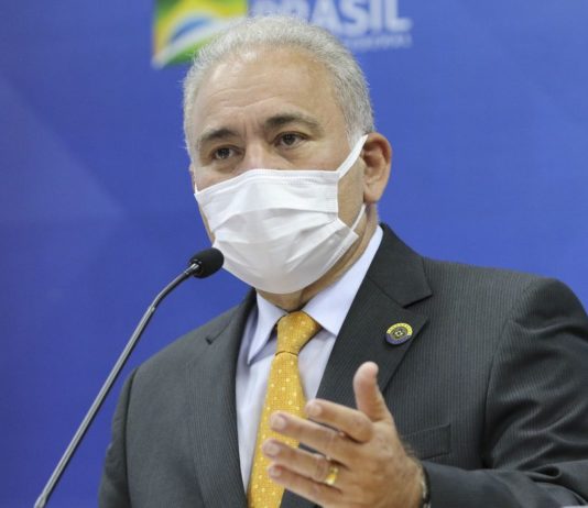 Ministro pede aos pais que levem seus filhos para vacinar contra covid