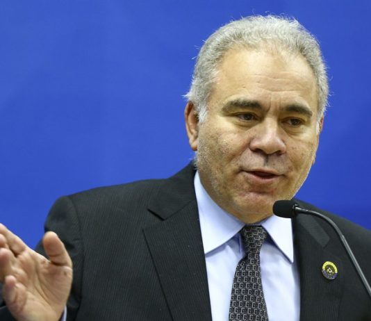 Governo planeja flexibilizar regra sobre uso de máscara no trabalho