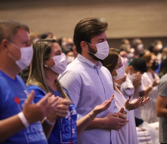Bruno prestigia encerramento do 25º. Crescer e recebe reconhecimento da coordenação do encontro católico
