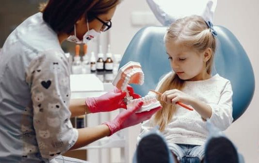 O cuidado com a saúde bucal deve começar na infância