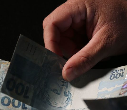 Caixa libera abono salarial para trabalhadores nascidos em agosto