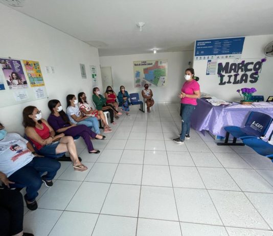 Carol Gomes realiza bate papo sobre saúde da mulher para usuárias de UBS em CG