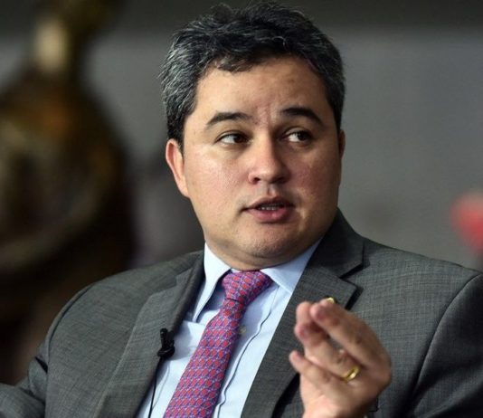 Efraim Filho diz que pré-candidatura ao Senado é irreversível e buscará chapa de Pedro Cunha Lima caso não forme aliança com João Azevêdo