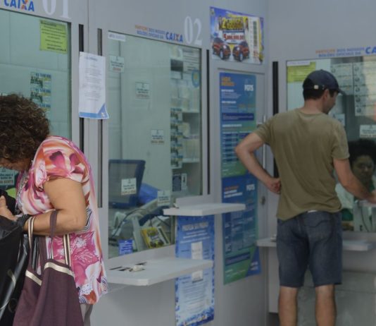 Trabalhadores poderão sacar até R$ 1 mil de contas do FGTS