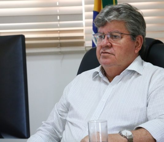 João Azevêdo anuncia pagamento do funcionalismo com aumento na remuneração de gestores escolares