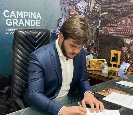 Bruno assina decreto que faculta uso de máscaras em locais abertos, em Campina Grande