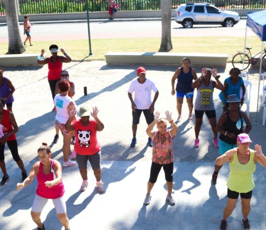 Atividades físicas melhoram qualidade de vida de idosos. Velhice saudável inclui investimento em exercícios para corpo e mente