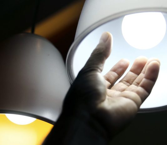 Taxa extra na conta de luz deixa de ser cobrada a partir deste sábado