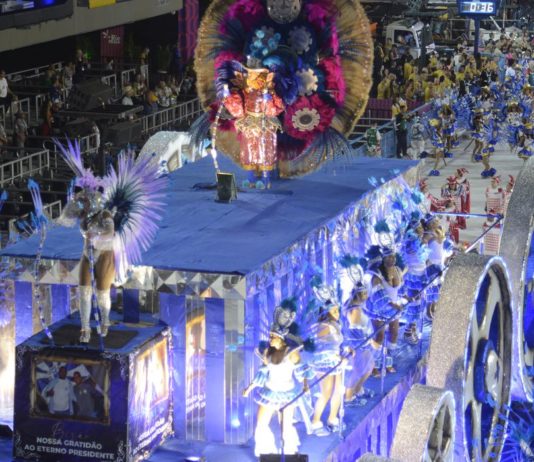 LAMENTÁVEL: Morre menina imprensada por carro alegórico no Rio. Acidente ocorreu na noite de quarta-feira na saída do Sambódromo