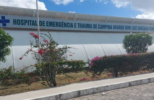 Pai de menino que matou mãe e irmão, na PB, deixa hospital sem sentir as pernas