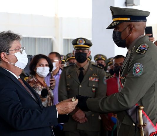 João Azevêdo acompanha passagem de comando da Polícia Militar e empossa novos auxiliares do governo