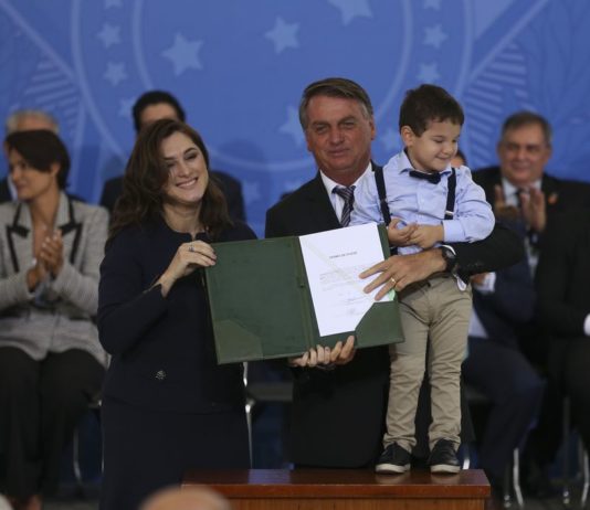 Novos ministros tomam posse no Palácio do Planalto