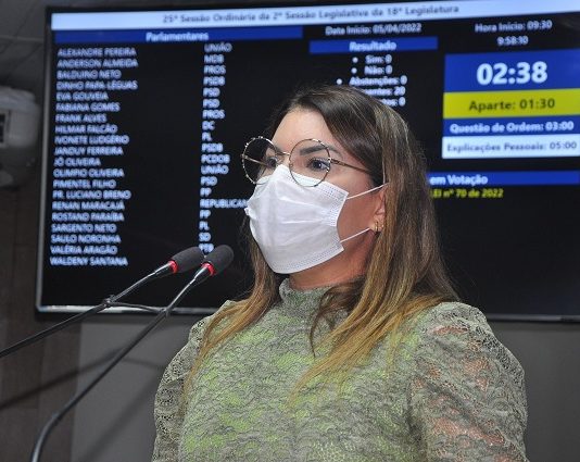 Fabiana Gomes cobra volta das aulas presenciais do estado e alerta sobre casos de arboviroses na PB