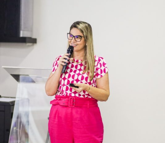 Carol Gomes realiza palestra sobre autismo e saúde mental infantil na Unifacisa