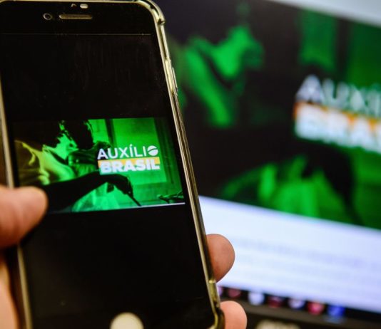 Caixa paga Auxílio Brasil a beneficiários com NIS final 8. Valor mínimo para cada família é R$ 400
