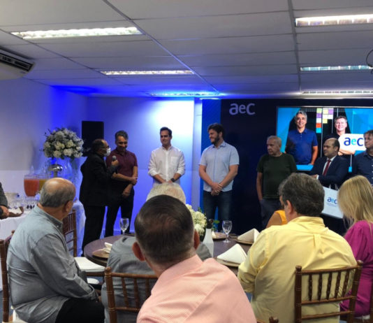 Bruno prestigia festa dos 10 anos da AeC e é informado sobre 400 novas contratações da empresa em Campina Grande