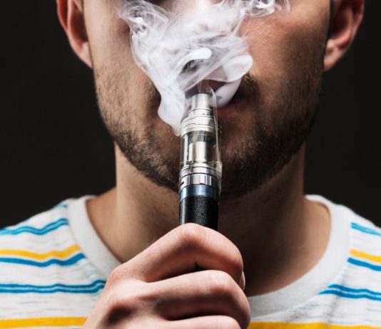 Uso exagerado de cigarros eletrônicos pode causar doença pulmonar e câncer