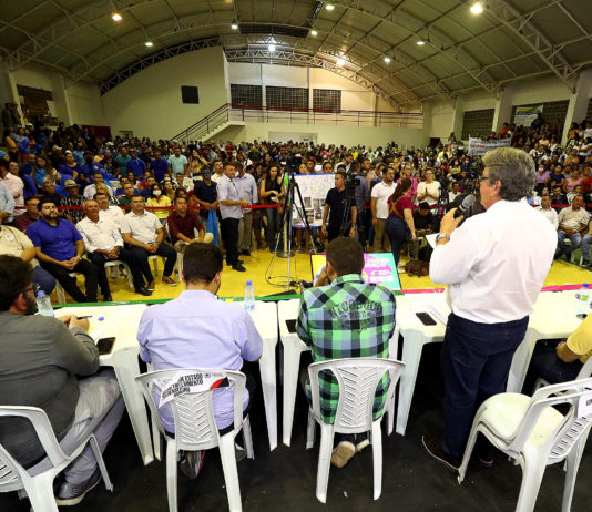 João Azevêdo entrega benefícios, assina ordens de serviço para obras no Curimataú e participa da audiência do ODE em Cuité