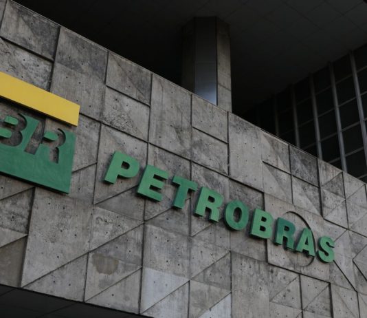 MAIS UM QUE CAIU: Governo federal anuncia troca de presidente da Petrobras. Caio Mário Paes de Andrade assume no lugar de José Ferreira Coelho