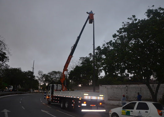 Cumprindo norma da Aneel, Prefeitura reforça cuidados com a segurança de equipes do Campina Bem Iluminada