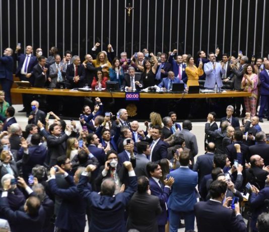 Deputados aprovam projeto que cria piso salarial da enfermagem. Texto define o valor de R$ 4.750 como salário mínimo inicial para os enfermeiros