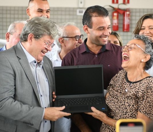 João Azevêdo faz entrega simbólica de 10 mil notebooks para professores e reabre edital contemplando novos docentes