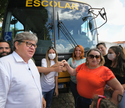 João Azevêdo entrega cisternas, ônibus escolar e inspeciona obras da Educação no Sertão do Estado
