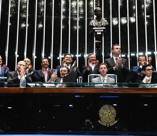 1º prefeito do Brasil a regularizar ACS e ACE, em 2008, Veneziano ganha reconhecimento no Senado durante votação de piso da categoria