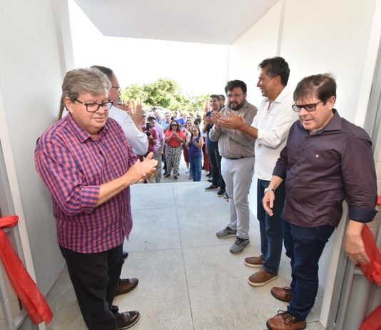 João Azevêdo assina convênio com a FAP, entrega equipamentos de saúde e visita obras em Campina, nesta segunda