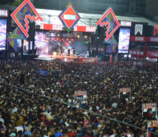 Show de Gusttavo Lima reuniu mais de 70 mil pessoas no Parque do Povo, neste domingo