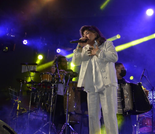 Roberta Miranda contagia e emociona público presente ao Parque do Povo com um show interativo