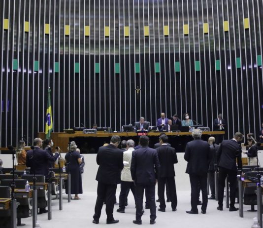 Câmara conclui votação de projeto que limita ICMS dos combustíveis. Texto segue para sanção presidencial