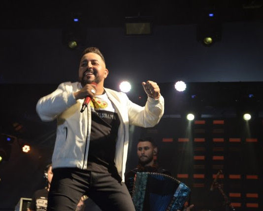 Parque do Povo lotado faz coro com talento “made in Campina” de Jonny Garotinho