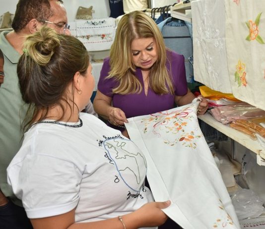 Primeira-dama do Estado visita Salão do Artesanato em Campina e destaca investimentos no setor