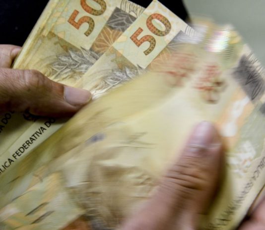 Caixa paga Auxílio Brasil a beneficiários com NIS final 8. Valor mínimo para cada família é R$ 400