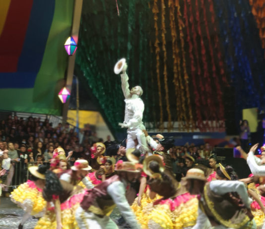 Pirâmide do Parque do Povo recebe quadrilhas de Pernambuco e Distrito Federal mostrando o porquê Campina faz o Maior São João do Mundo