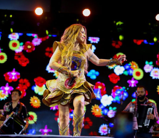 Elba Ramalho faz seu tradicional show na véspera de São João em Campina Grande, matando a saudade do público