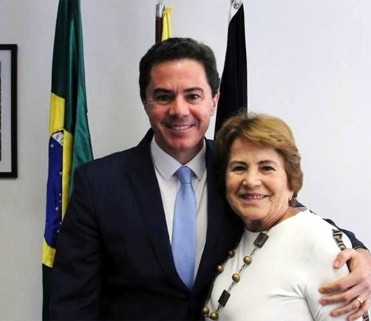 Senadores Veneziano e Nilda Gondim assinam requerimento para instalação da CPI do MEC