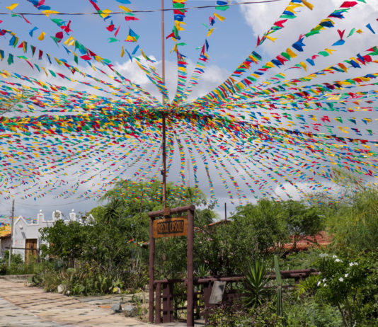Vila Sítio São João abre porteiras e programação tem shows de Banda Cascavel, Fabiana Souto, Forró D2 e Candeeiro Natural