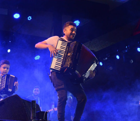 Luan Estilizado encerra a segunda noite do Maior São João do Mundo, ante um publico imenso no Parque do Povo