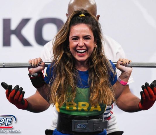 No campeonato Mundial de Powerlifting, Mayara Rocha supera metas e faz 5º melhor agachamento do mundo