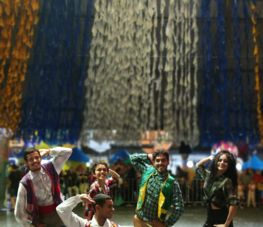 O MAIOR SÃO JOÃO DO MUNDO: Trupe “Dançarinos de Aluguel” dará aulas de forró, no Parque do Povo, neste domingo