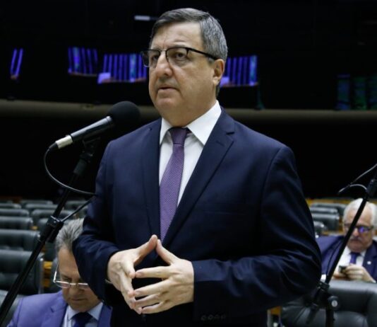 Deputados aprovam em 1º turno texto-base da PEC do Estado de Emergência. Votação prossegue em Plenário nesta quarta-feira