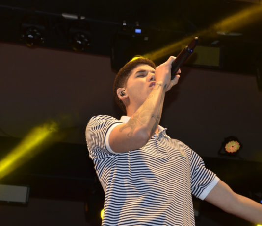 Na capacidade máxima – Zé Vaqueiro fez Parque do Povo cantar junto seus maiores sucessos