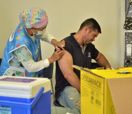 Campina Grande aplica quarta dose da vacina contra covid-19 para pessoas de 30 anos acima