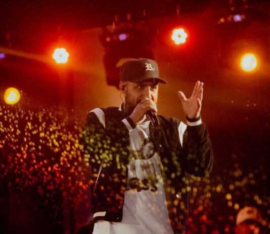Comemorando 22 anos de carreira, Raí Saia Rodada encerra noite de festa com chuva e Parque do Povo lotado